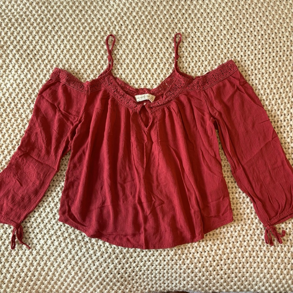 ABERCROMBIE & FITCH Loose Fitting Cold Shoulder Blouse